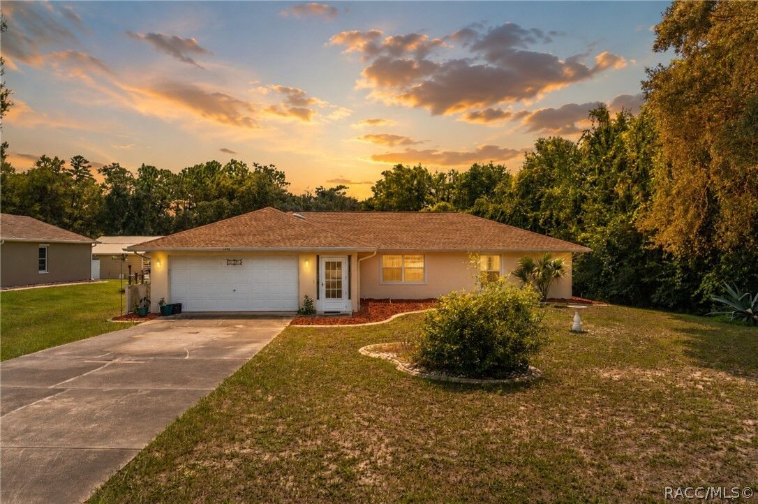 Property Photo:  1294 E Cleveland Street  FL 34442 
