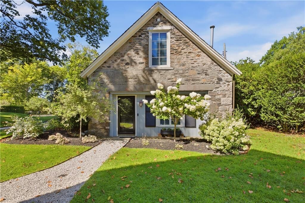 Property Photo: 453 Bellevue Avenue Ch RI 02840