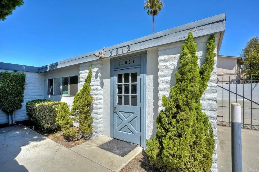 Property Photo:  3612 Vista Bella 2  CA 92056 