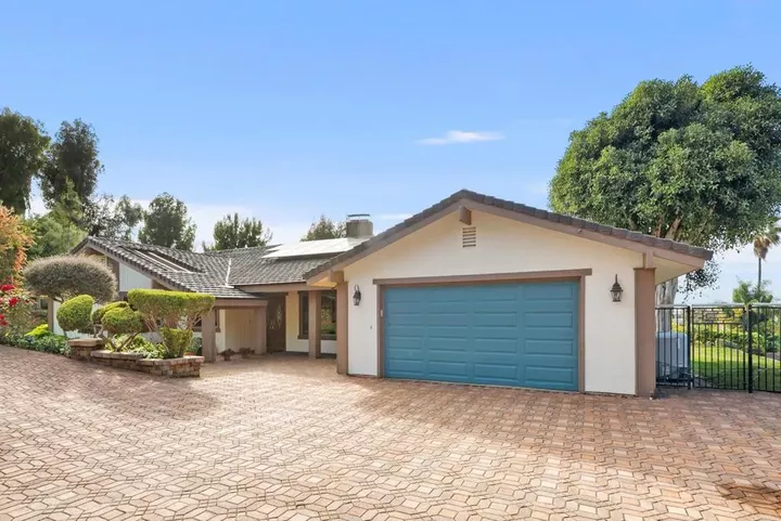Property Photo:  1092 Serena Way  CA 92078 
