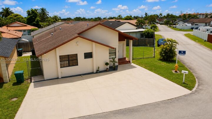 Property Photo:  764 SW 99th Ct Cir  FL 33174 