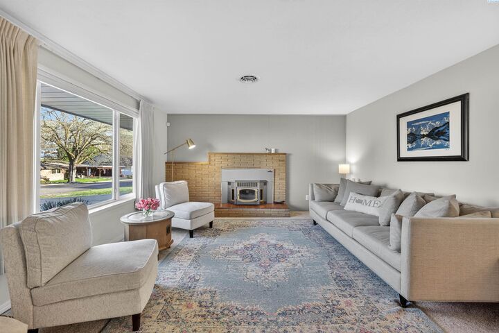 Property Photo:  935 Parkside Dr  WA 99350 