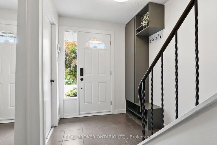 Photo de la propriété: 1807 Axminster Court ON K1C 1Z5