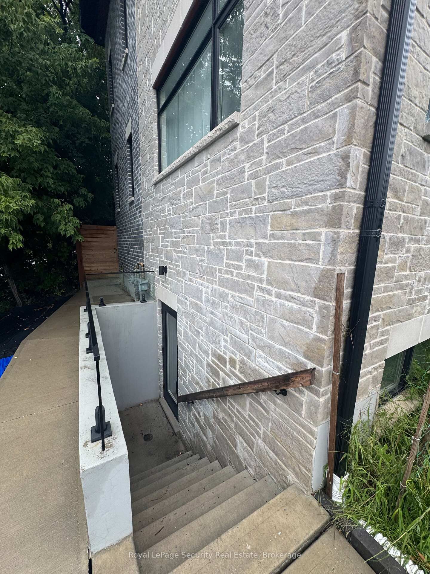Property Photo:  196 Strathnairn Avenue Lower #2  ON M6M 2G1 