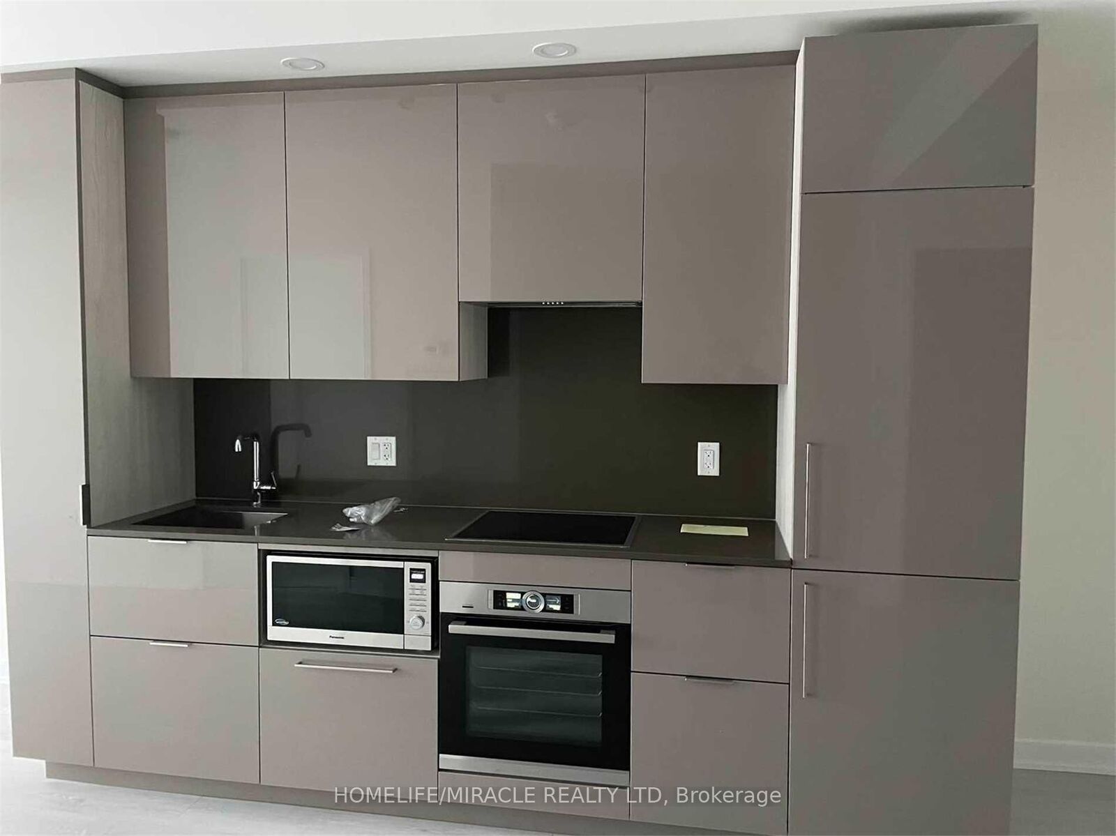 Property Photo:  28 Freeland Street 4303  ON M5E 0E3 