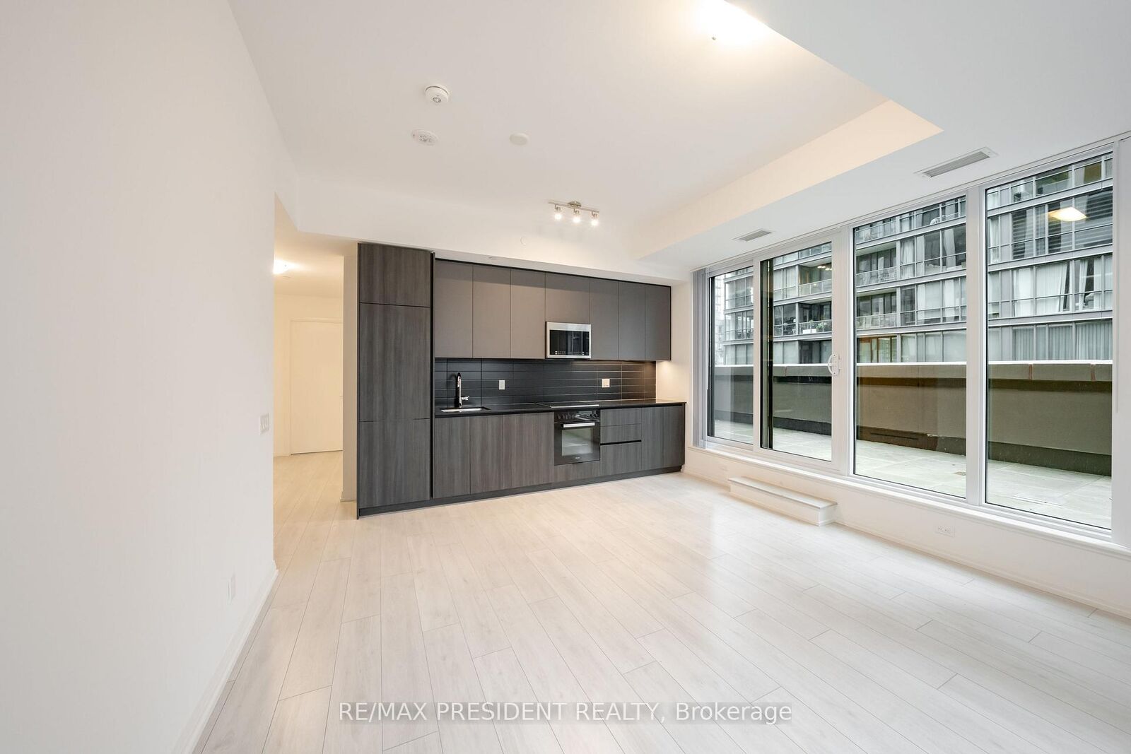 Property Photo:  400 King Street W 822  ON M5V 1K2 