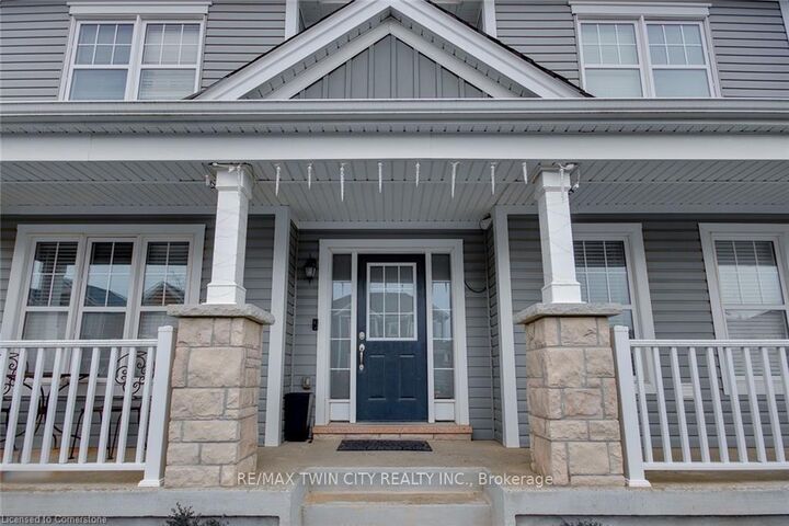 Property Photo:  18 Blue Oak Street  ON N2K 0K3 