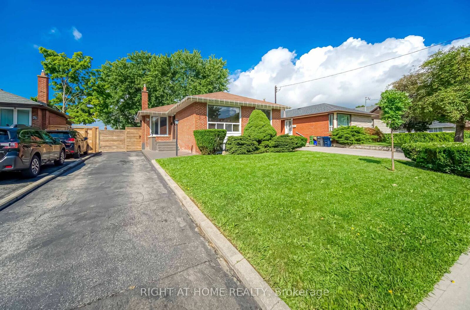 Property Photo:  76 Wishing Well Drive  ON M1T 1J3 