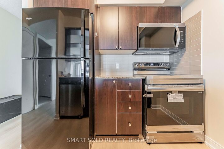 Property Photo:  181 Village Green Square 1621  ON M1S 0K6 