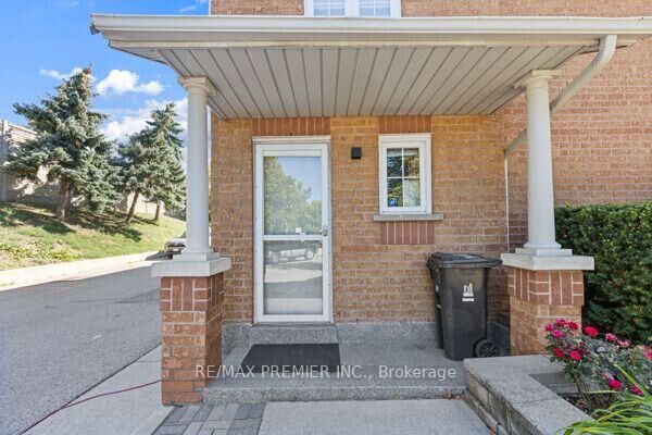 Property Photo:  116 Rory Road 8  ON M6L 3G1 