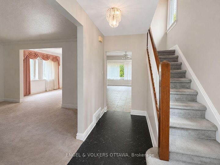 Property Photo:  1216 Ridgemont Avenue  ON K1V 6E7 