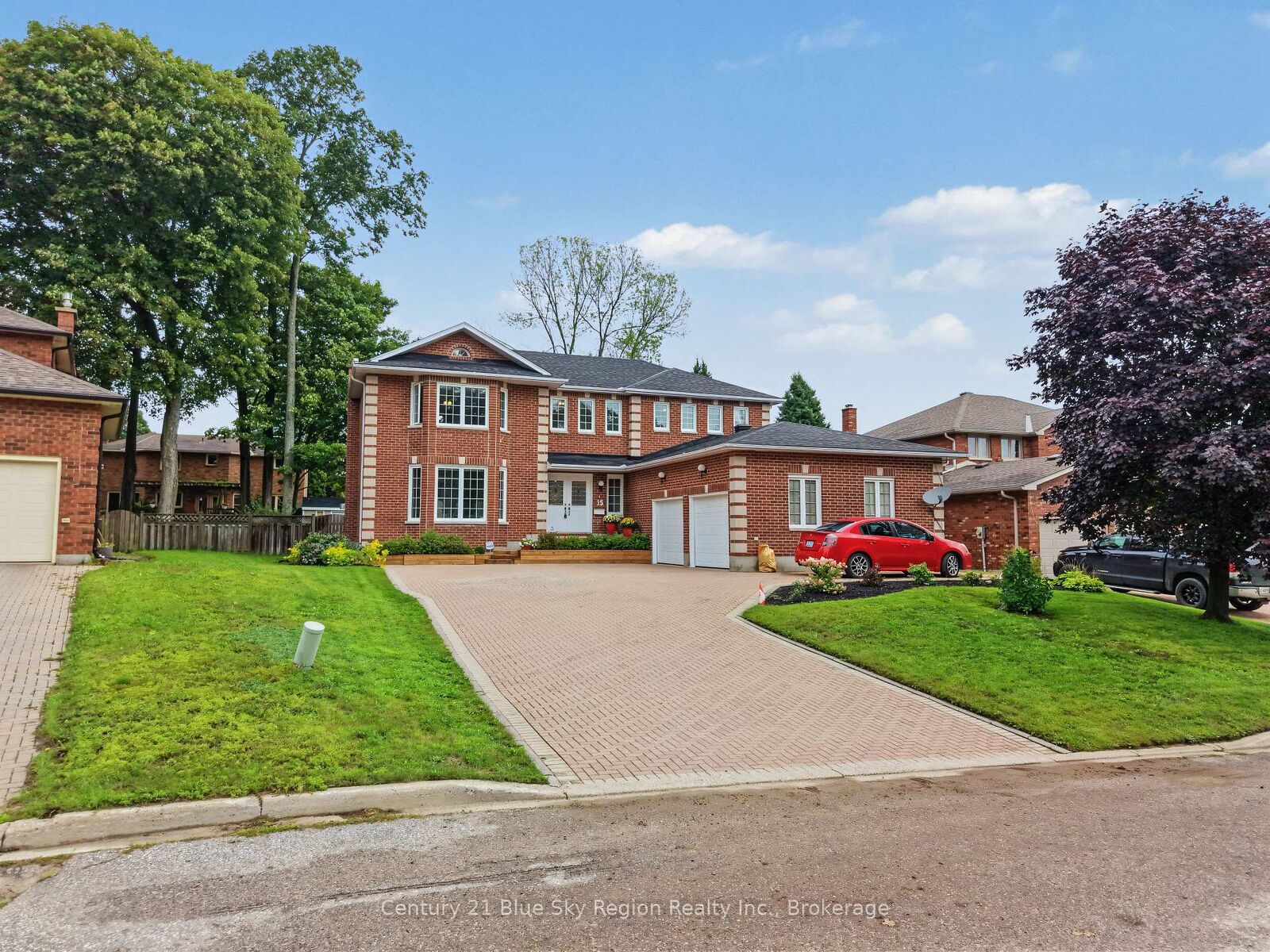 Property Photo:  15 Robinhood Court  ON P1C 1L3 