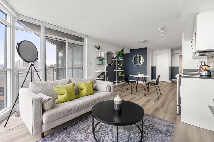 Property Photo:  21 Iceboat Terrace 1209  ON M5V 4A9 