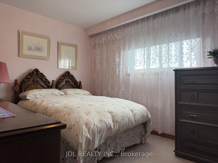 Property Photo:  28 Orangewood Crescent Room  ON M1W 1C6 