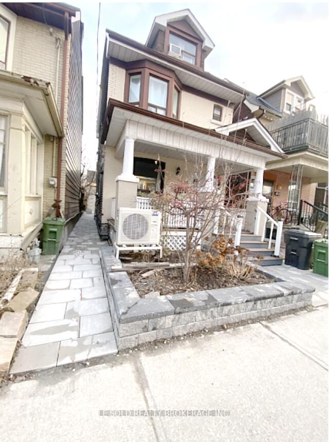 Photo de la propriété: 81 Hallam Street Room 201 ON M6H 1W7