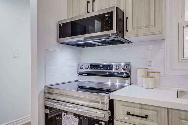 Property Photo:  4 Gatsby Square  ON L6S 2H4 