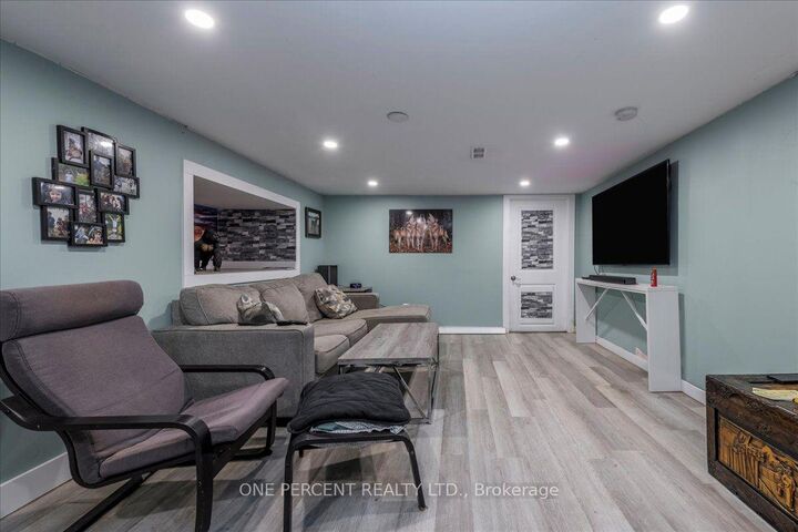 Property Photo:  224 Foster Drive  ON L4N 3X8 
