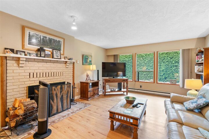 Property Photo:  1215 Stelly's Cross Rd #2  BC V8M 1H3 