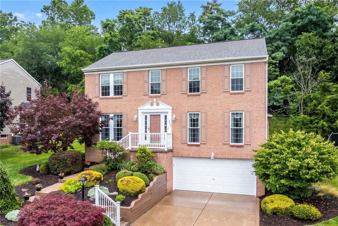 Property Photo:  1033 Robinwood Dr  PA 15129 