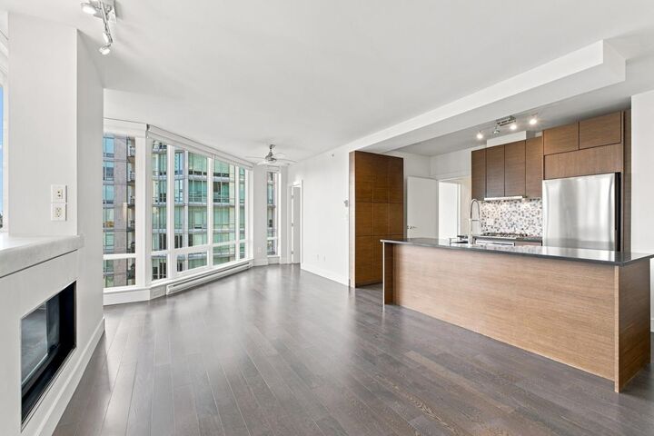 Property Photo:  565 Smithe Street 2005  BC V6B 0E4 