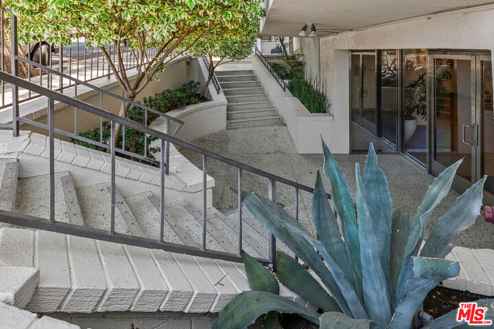 Property Photo: 960 Larrabee St, Unit 328 CA 90069