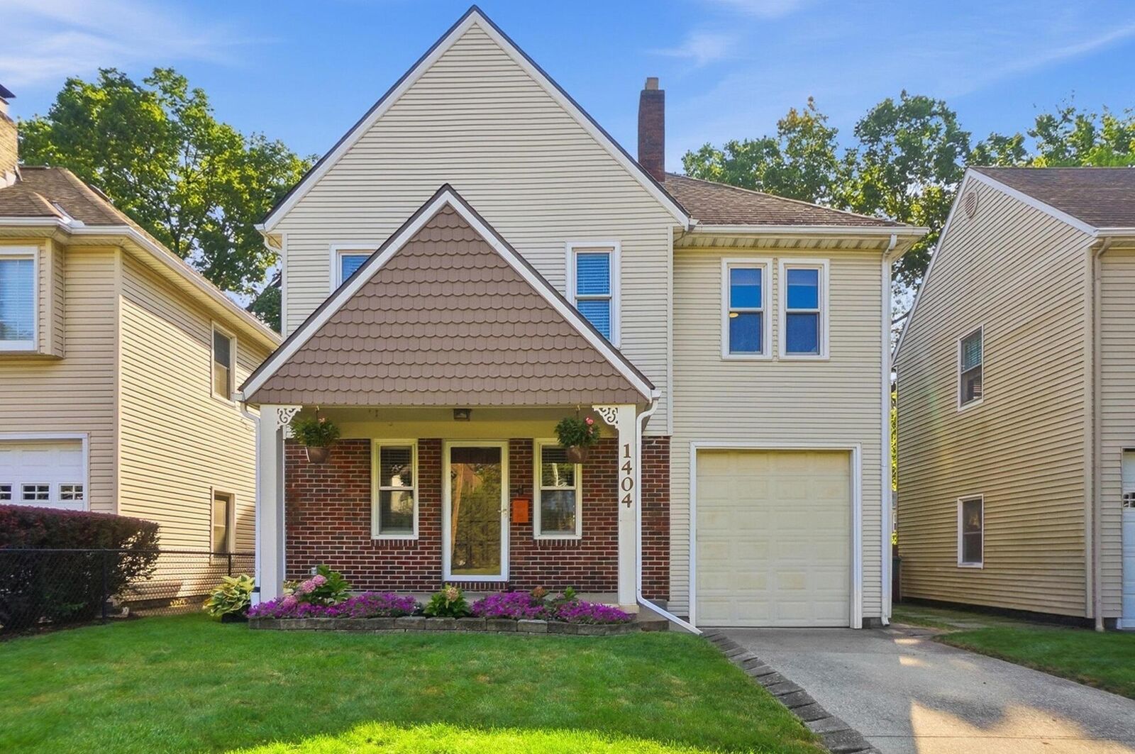 Property Photo: 1404 Meadow Road OH 43212