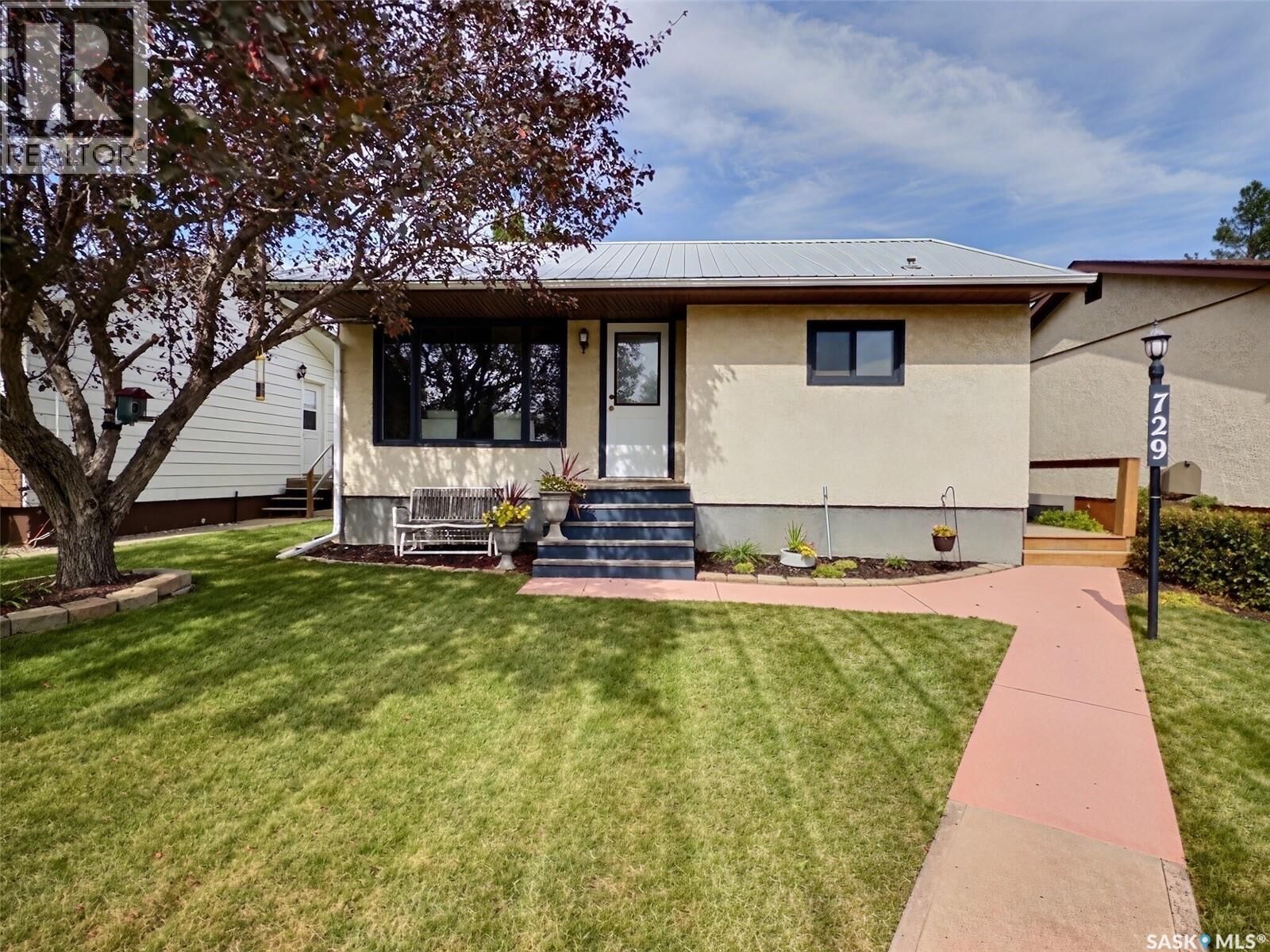 Property Photo:  729 Isabelle Street  SK S4A 1P8 
