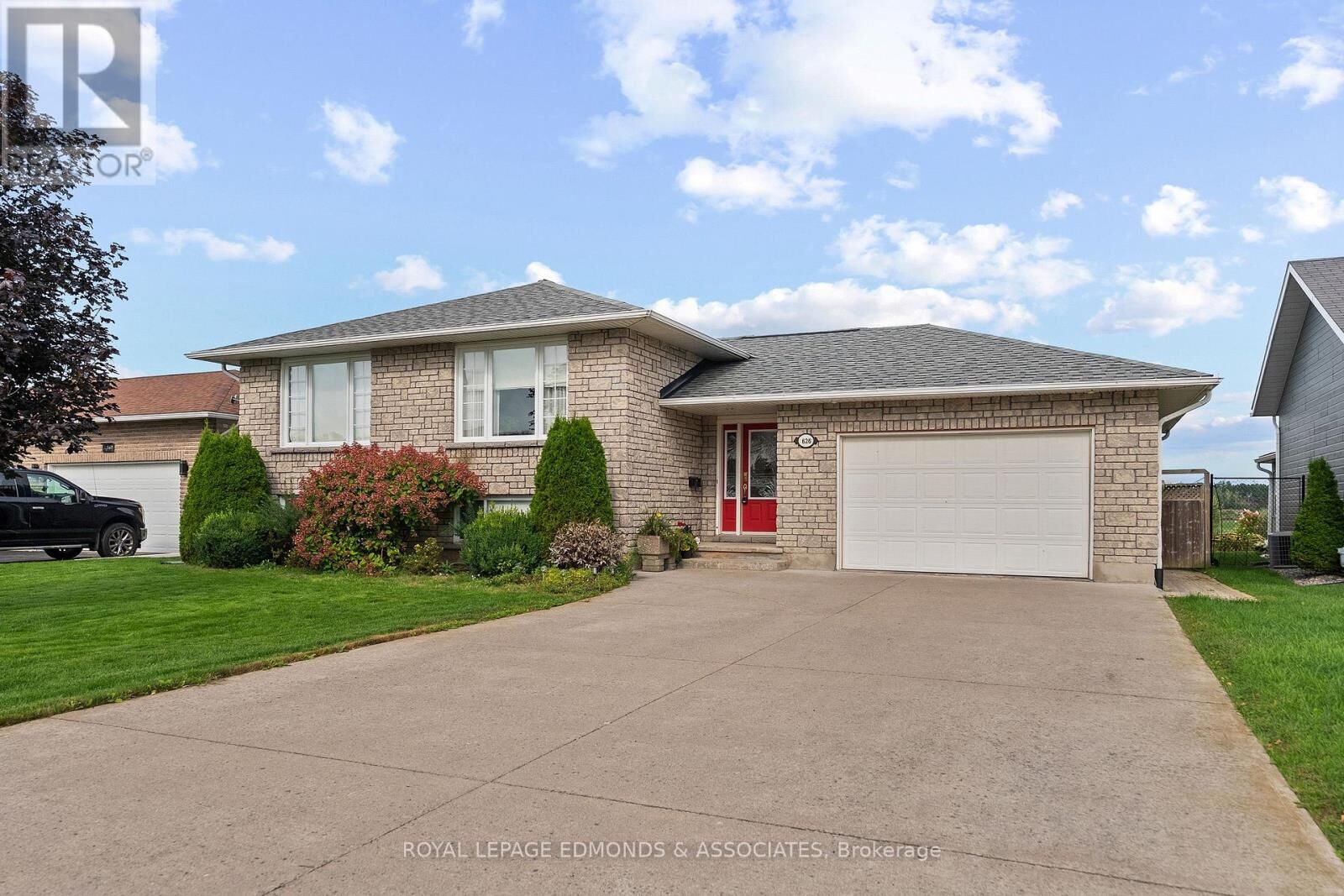 Property Photo:  626 Moss Drive  ON K8A 8R7 