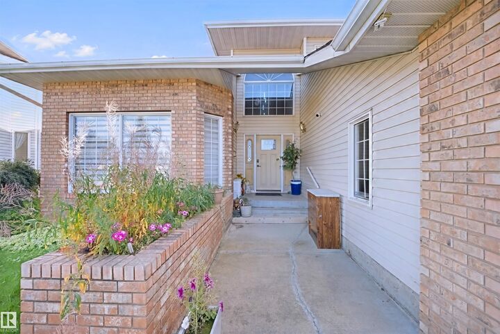Photo de la propriété: 5107 17 Avenue NW AB T6L 1X6
