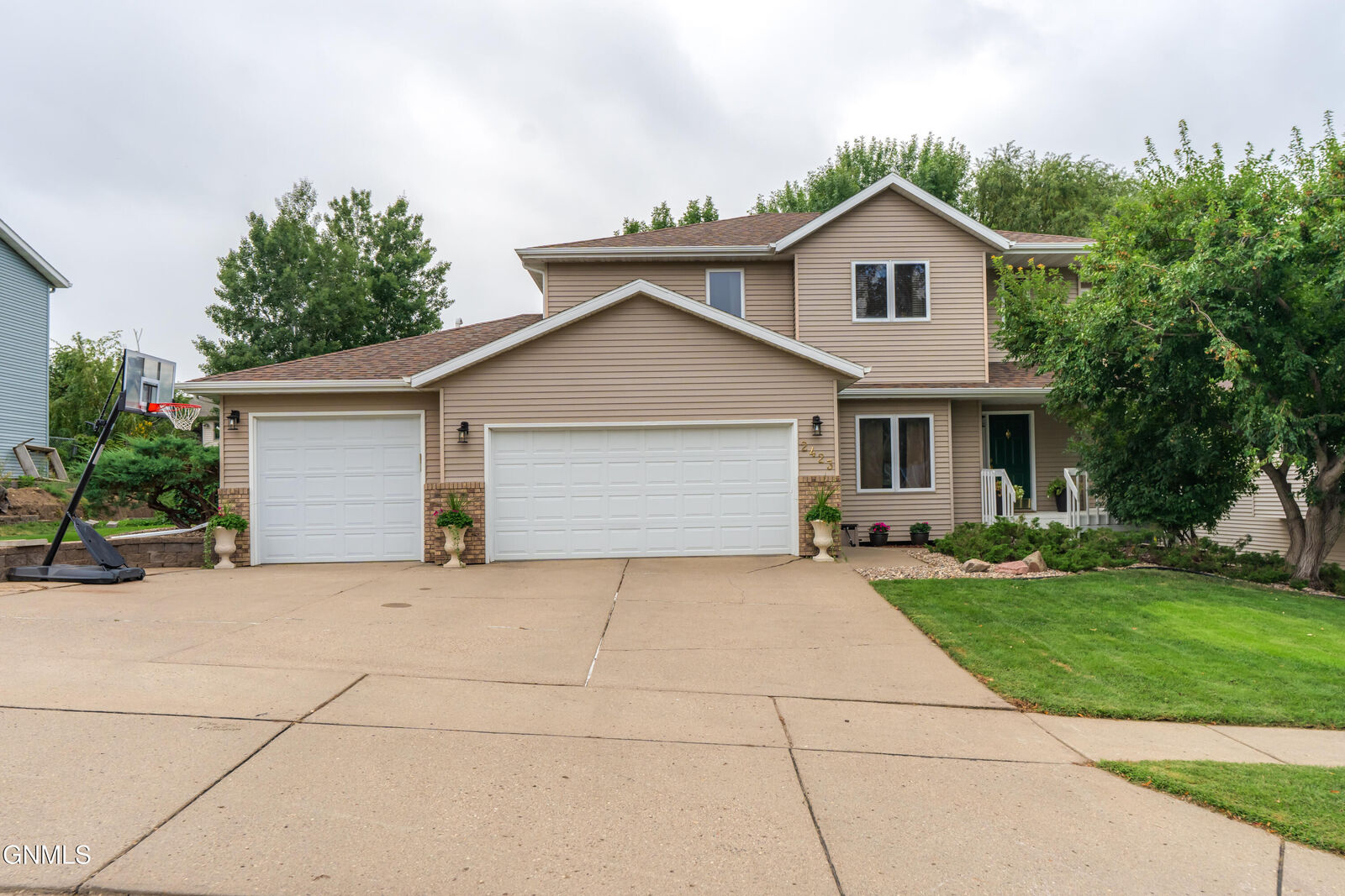 Property Photo:  2423 Harding Avenue  ND 58501 