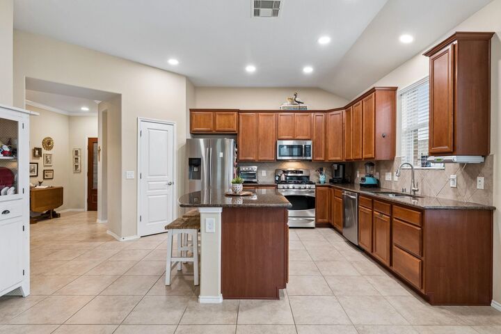 Property Photo:  47 Canterborough Place  TX 77375 