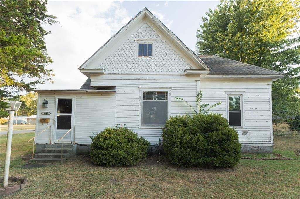 Property Photo:  1027 E 6th Street  KS 67335 