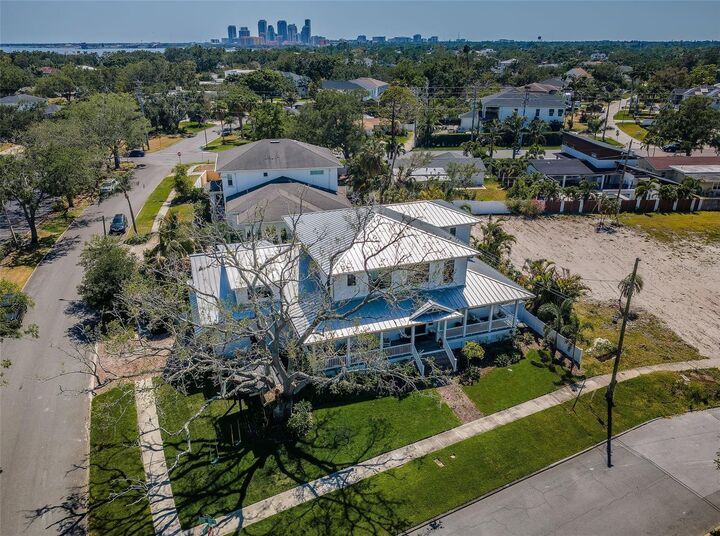 Property Photo: 600 Alda Way NE FL 33704