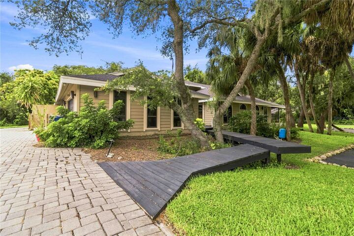 Property Photo: 902 Drakeswood Court FL 34232