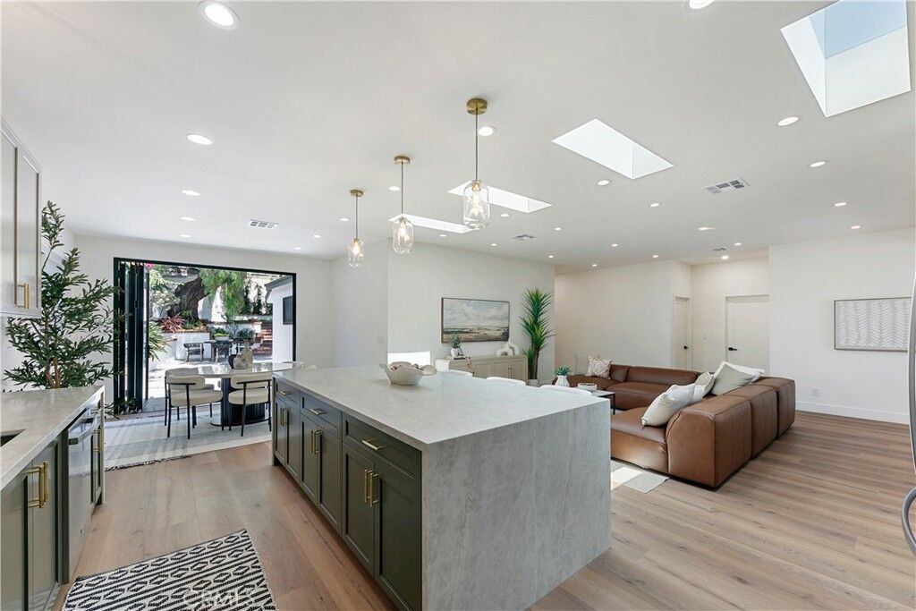 Property Photo:  2171 W 26th Place  CA 90018 
