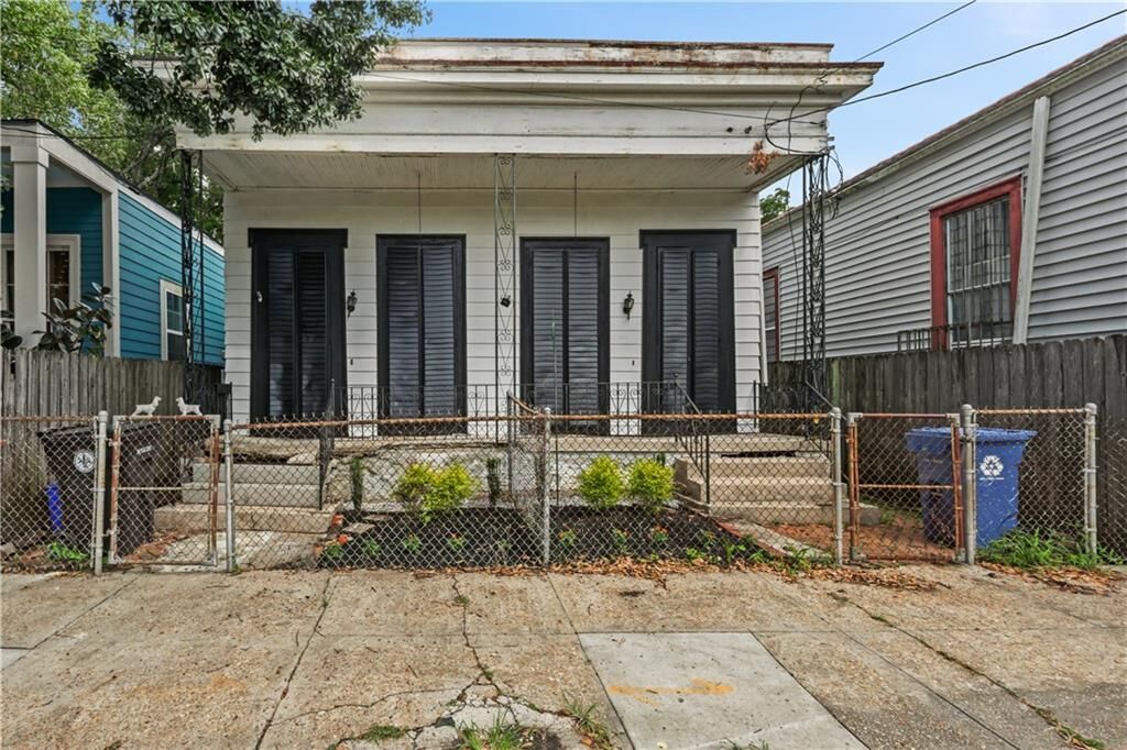 Property Photo:  3011 13 Annunciation Street  LA 70115 