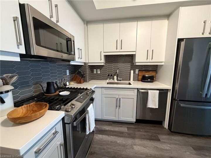 Property Photo:  2007 James Street 905  ON L7R 0G7 