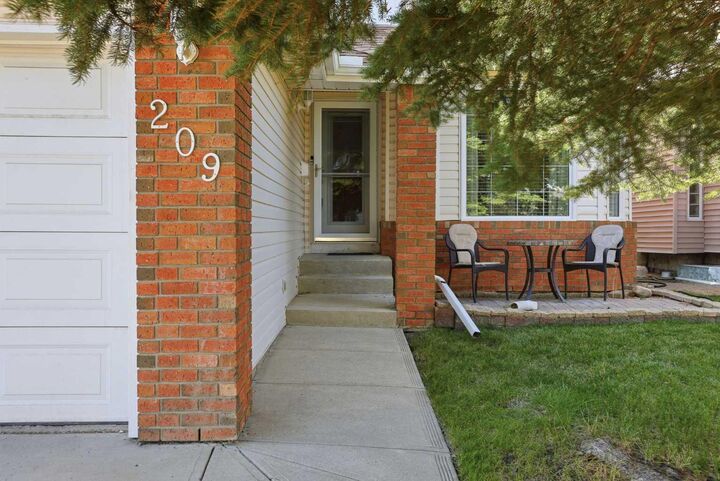 Property Photo:  209 Schubert Place NW  AB T3L 1W6 