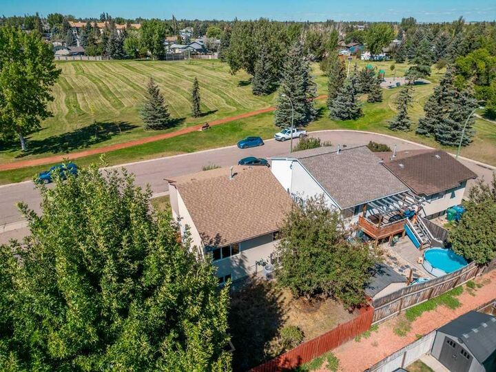 Property Photo: 8 Columbia Bay W AB T1K 5A7
