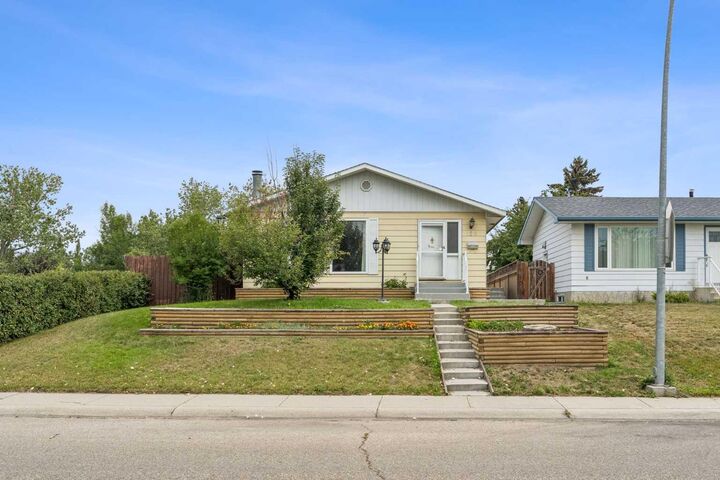 Property Photo:  120 Huntington Green NE  AB T2K 5A6 