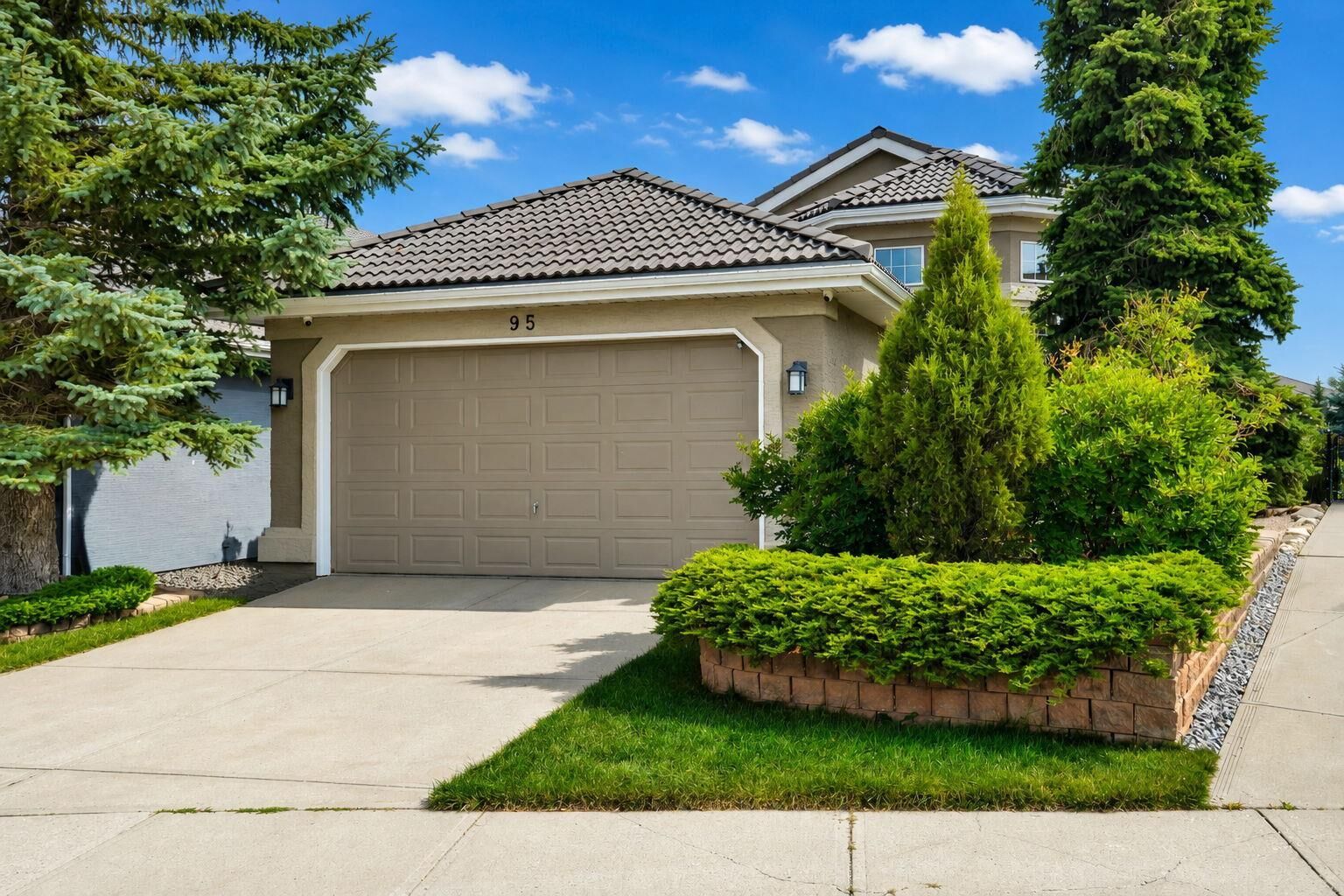 Property Photo:  95 Citadel Grove NW  AB T3G 4G7 
