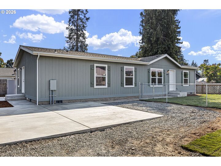 Property Photo: 625 N 16th St OR 97424