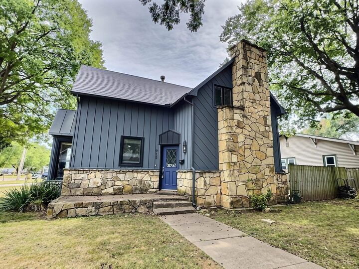Property Photo:  915 E 15th  KS 67156 