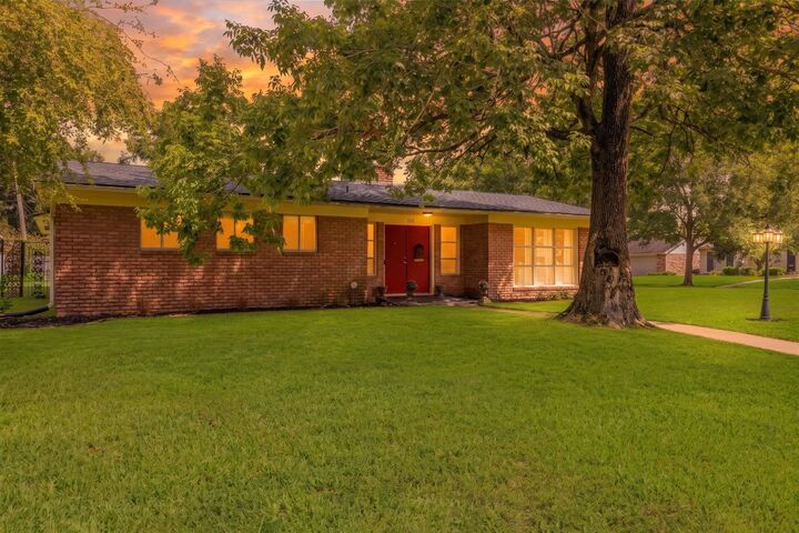 Property Photo:  1720 Rikisha  TX 77706 