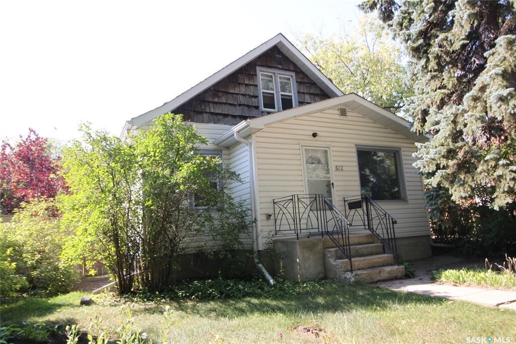 Property Photo:  612 7th Street E  SK S7H 0X9 