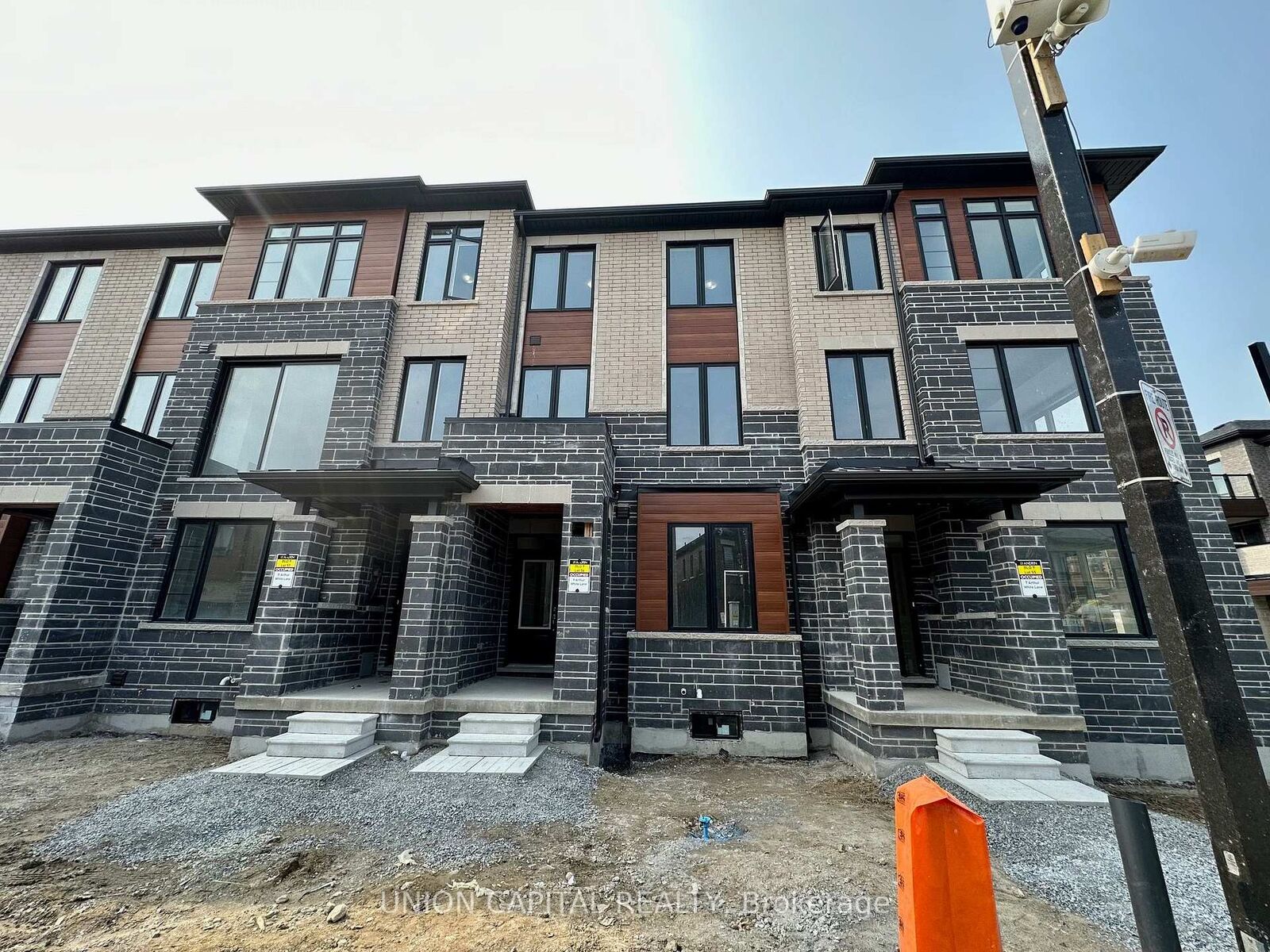 Property Photo:  9 Arthur White Lane  ON L6E 0W2 