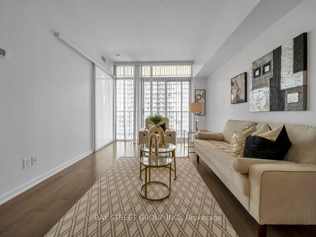 Property Photo:  105 The Queensway Avenue 1501  ON M6G 5B5 