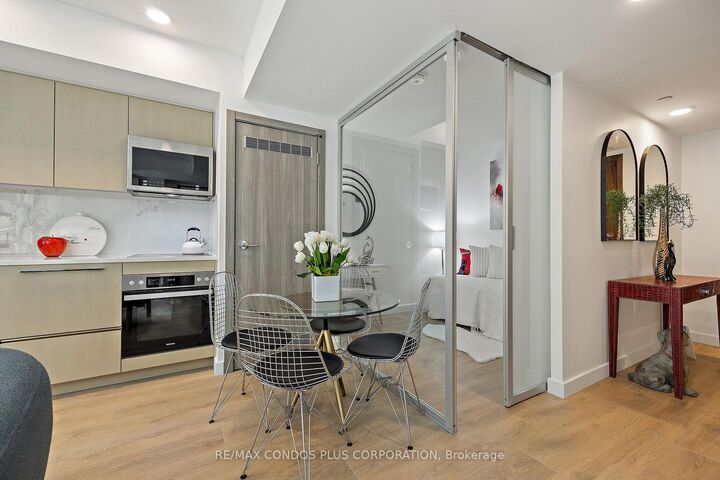 Property Photo:  38 Widmer Street 810  ON M5V 0P7 