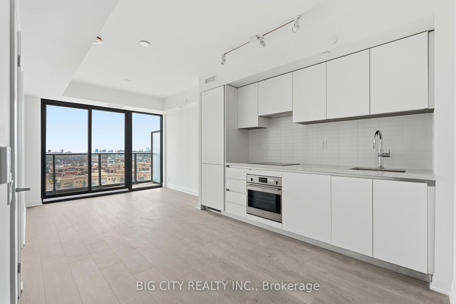 Property Photo:  25 Frederick Todd Way 1211  ON M4G 0E8 