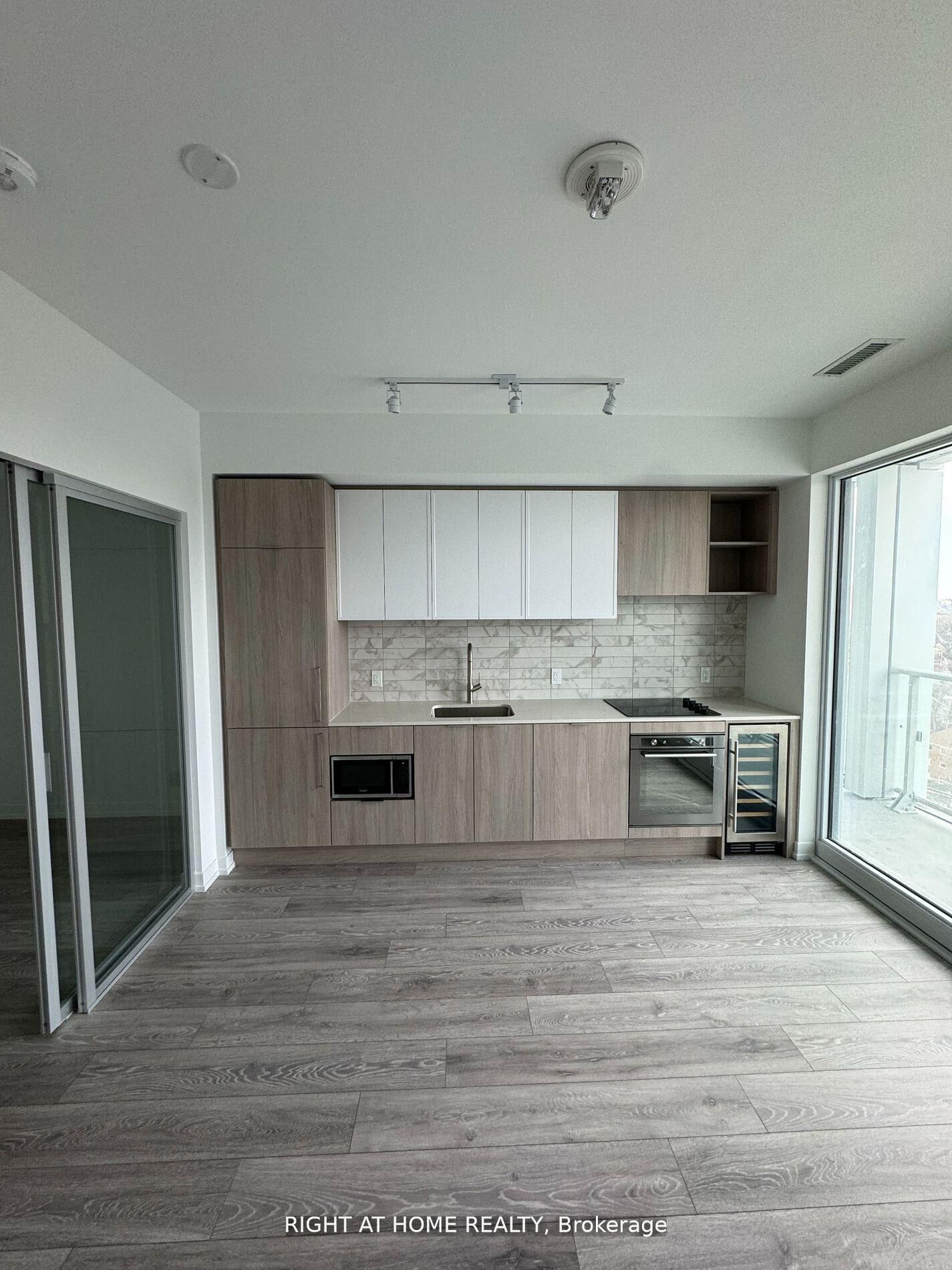 Property Photo: 2020 Bathurst Street 1512 ON M5P 0A6